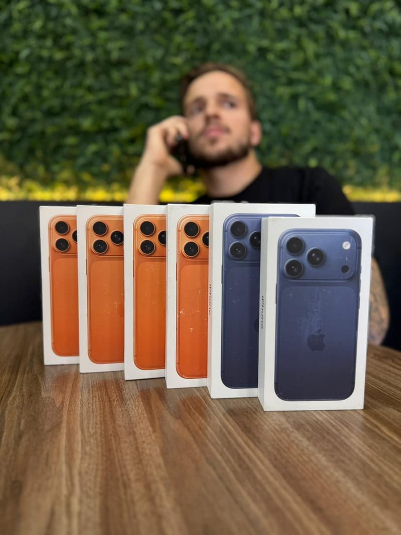 Atendimento da South Import's com iPhone 17 Pro lacrados sobre a mesa