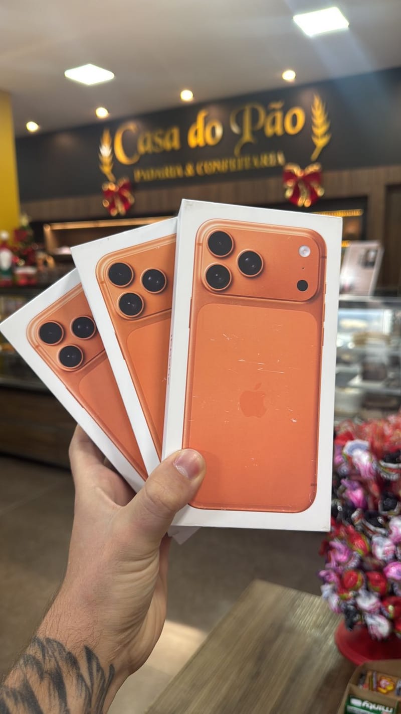 Três caixas lacradas de iPhone 17 Pro na cor laranja