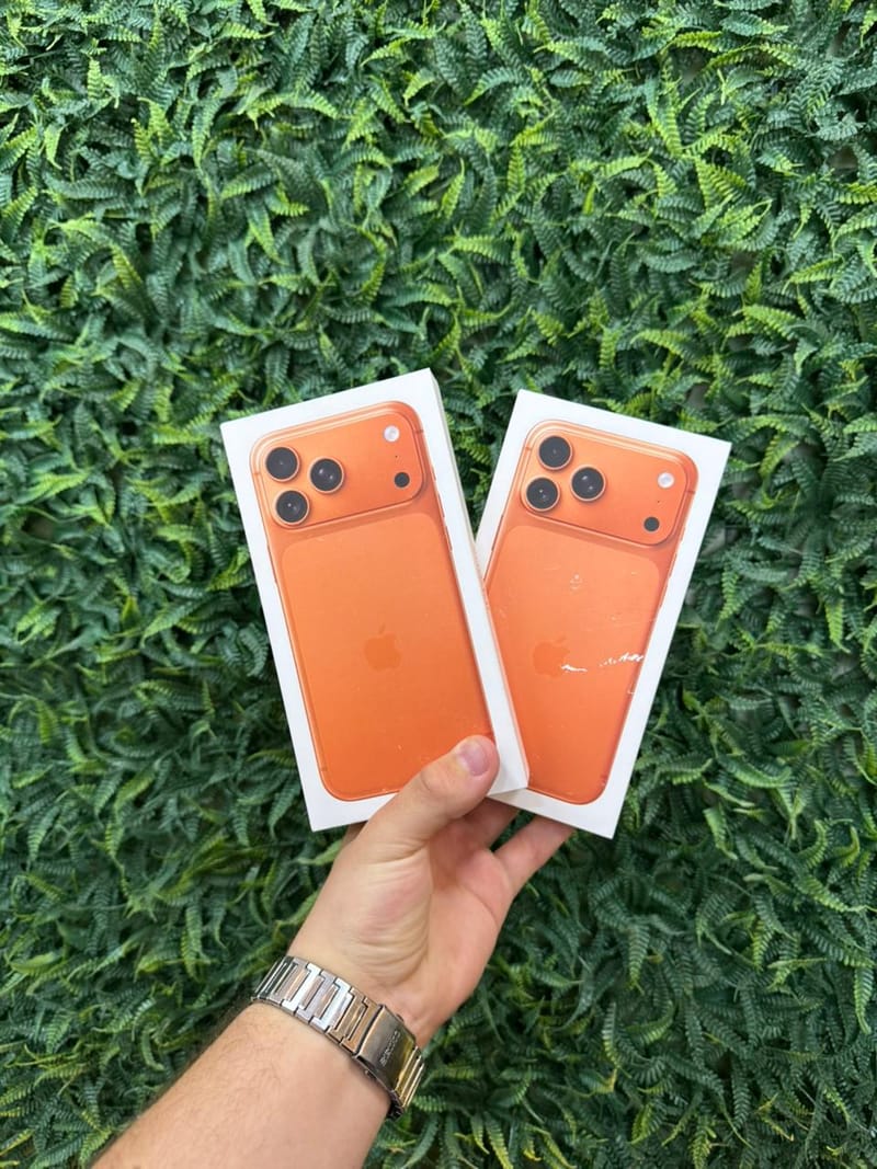 Duas caixas lacradas de iPhone 17 Pro laranja