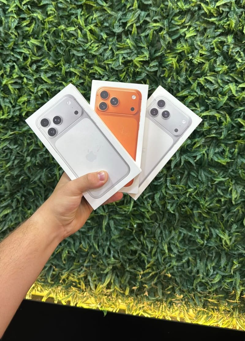 Caixas de iPhone 17 Pro nas cores titânio natural e laranja