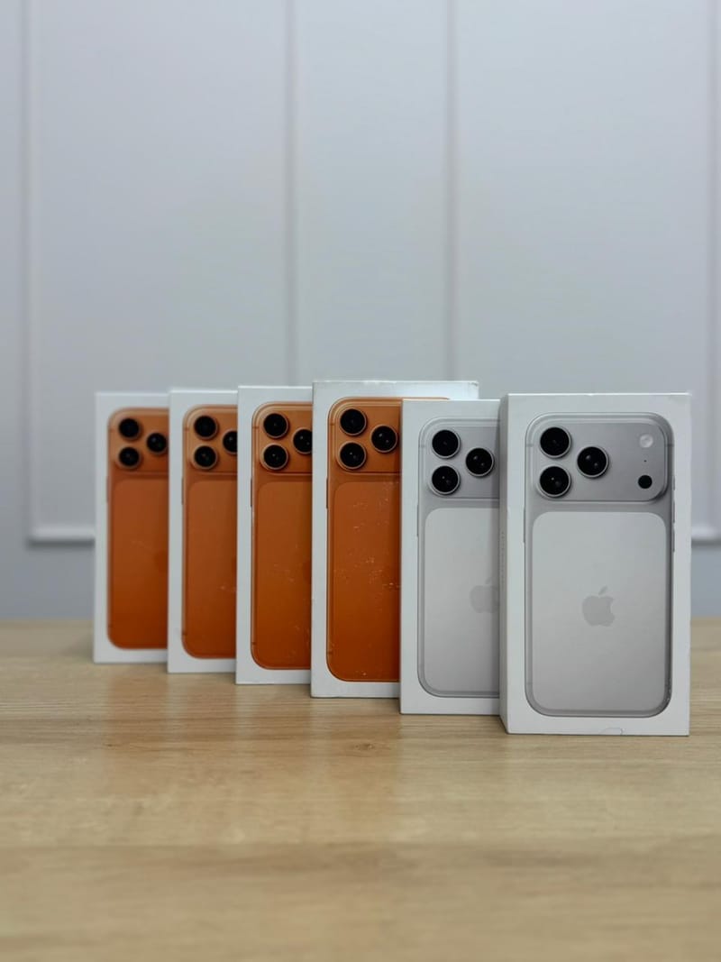 iPhone 17 Pro lacrados nas cores laranja e titânio natural