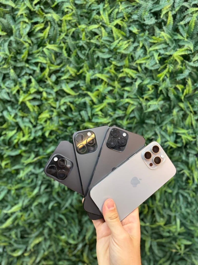 Quatro iPhone Pro em cores diferentes, lado a lado