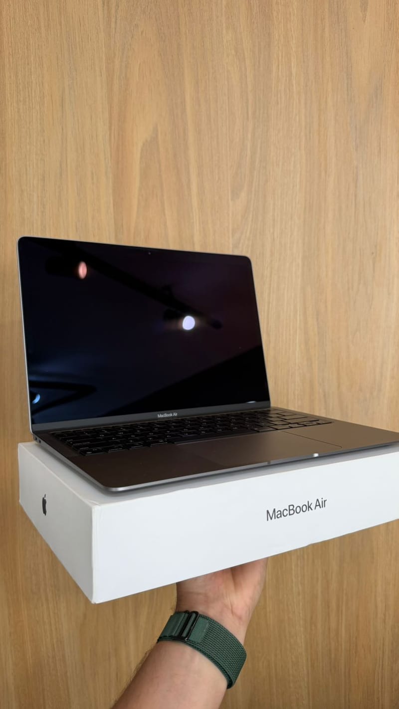 MacBook Air aberto sobre a própria caixa, recém-chegado