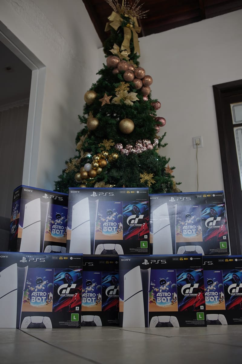 Consoles PlayStation 5 lacrados na South Import's, em São Leopoldo